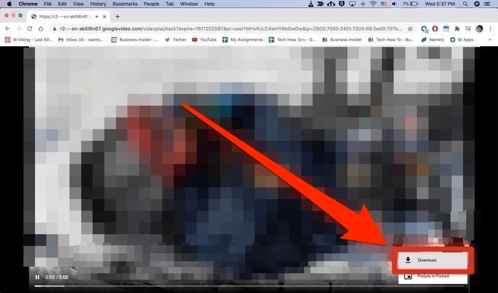 正在播放视频的 Google Chrome 窗口。 单击视频右下角的三个垂直点，显示“下载”按钮，该按钮也已突出显示。