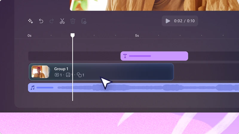 用户在 Clipchamp 中对视频资产进行分组,以制作视频。