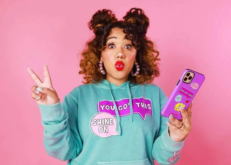 网红Color Me Courtney穿着她自己的周边产品
