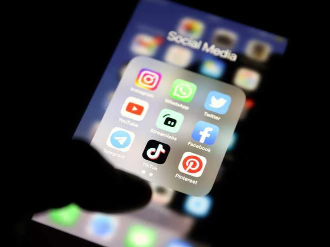 一张包含TikTok和Facebook的手机截图